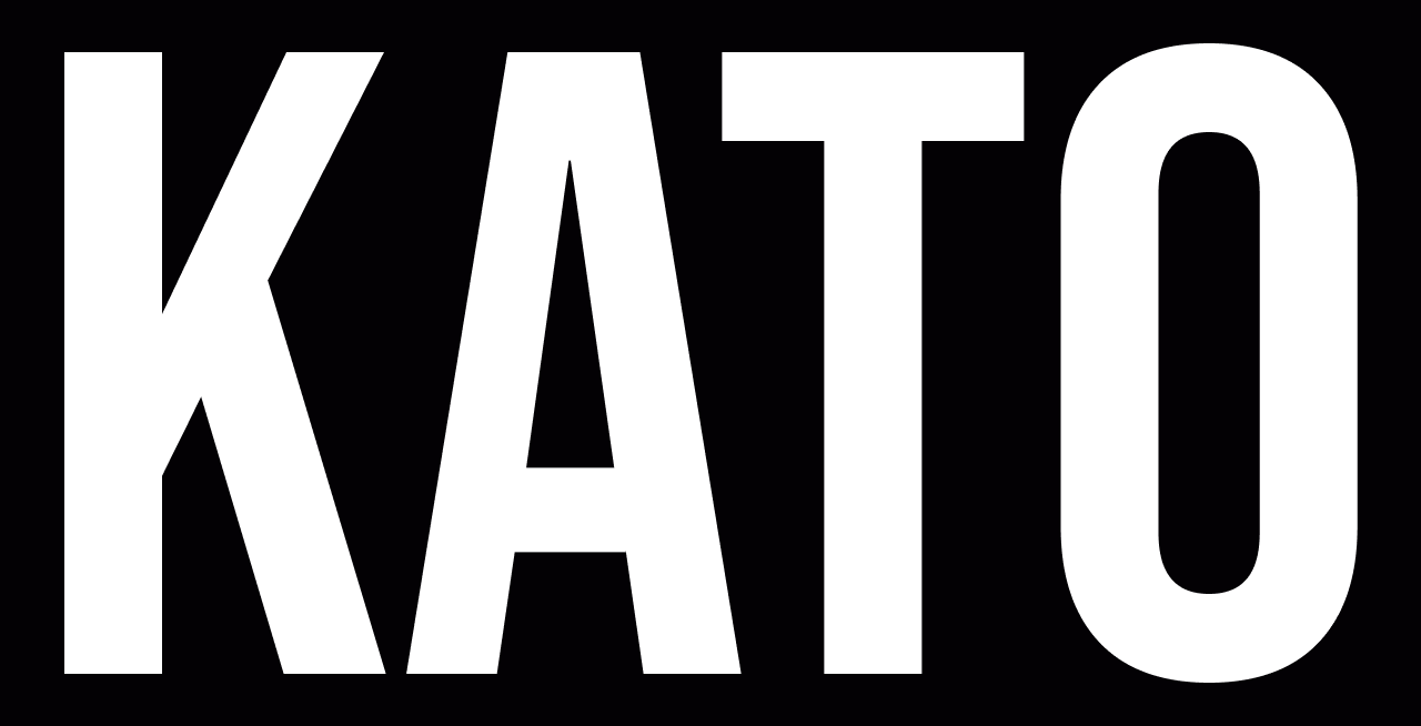 KATO en mayusculas con un fondo animado que representa un videojuego de los 80