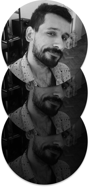 la imagen muestra una foto selfie en blanco y negro